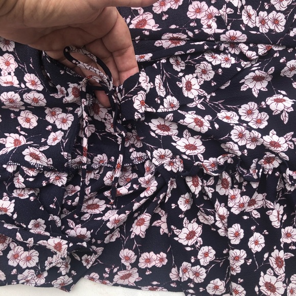 Everleigh floral blouse crossover wrap style women’s size large top - Picture 7 of 13